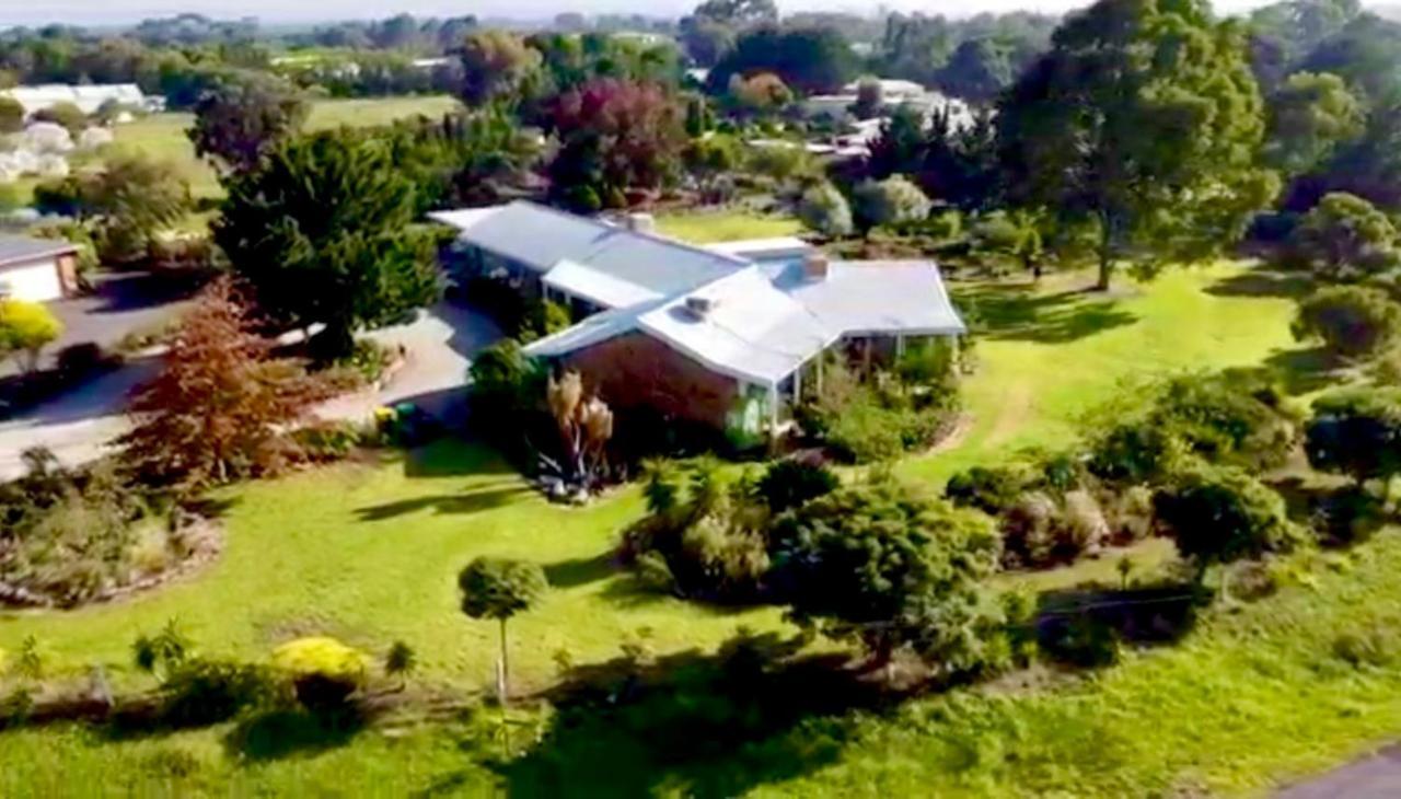 Melbourne Garden Bed And Breakfast Melton South Exterior photo